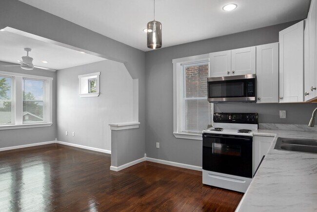 Building Photo - Tower Grove South IT grl