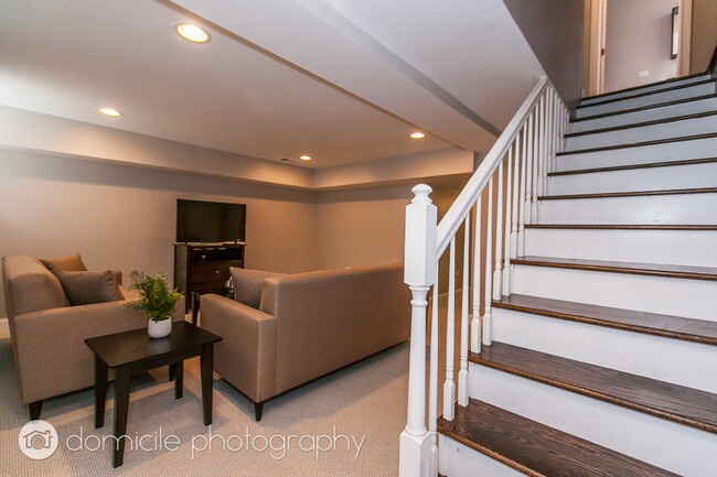 Building Photo - 806 S Oakley Blvd