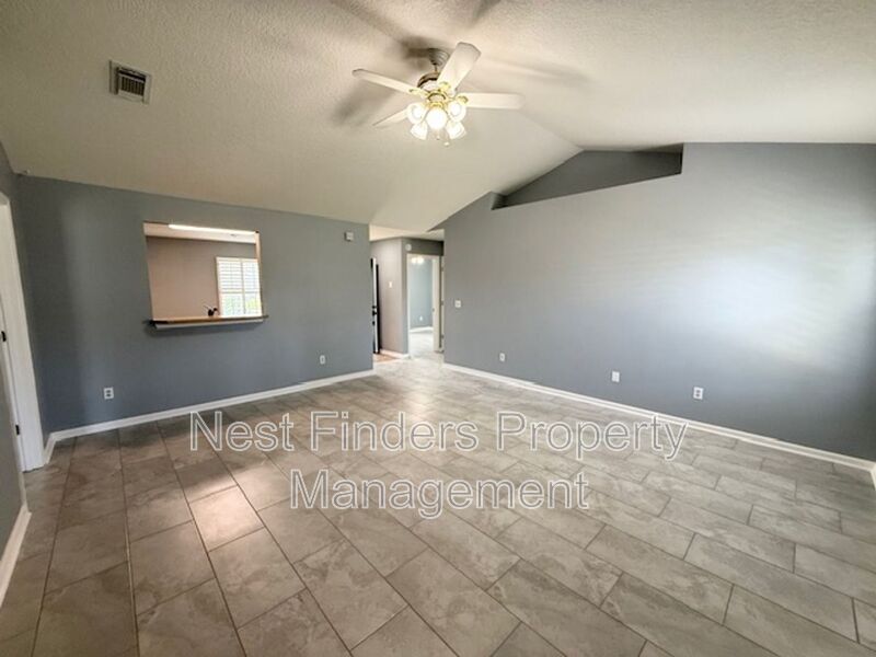 Building Photo - 1921 Willesdon Dr W