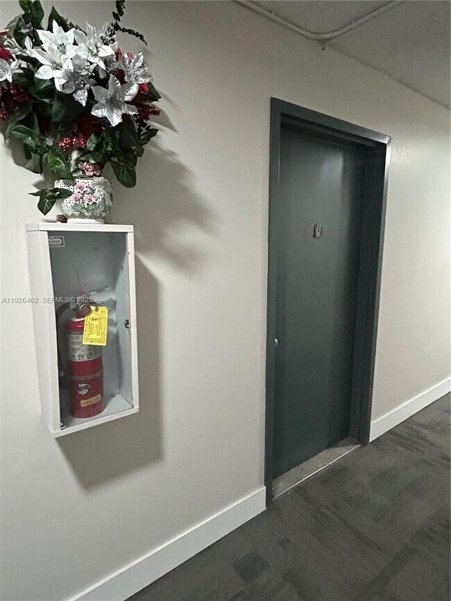 Building Photo - 1250 NE 125th St