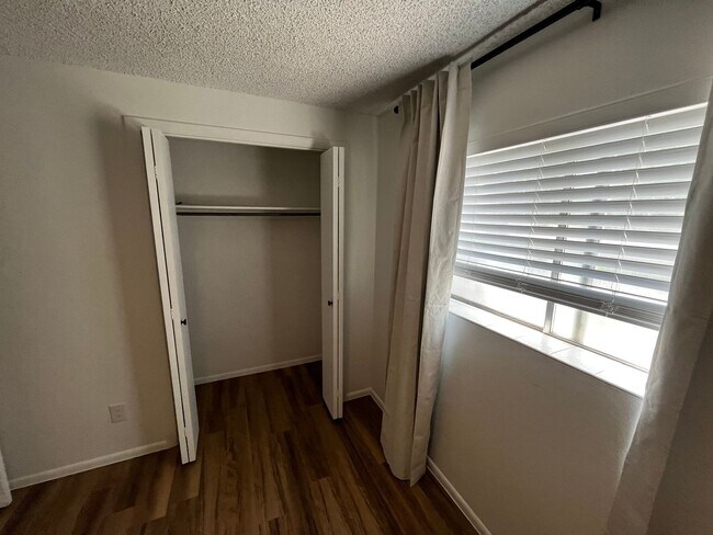 Building Photo - (400 W.) Right Duplex