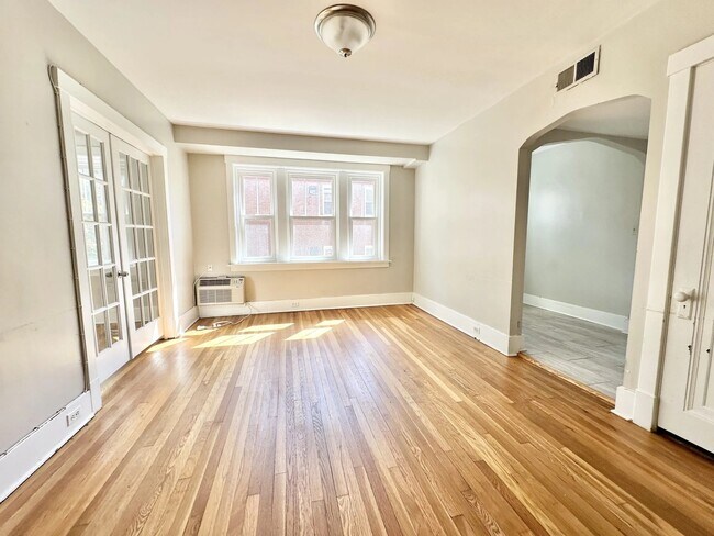 Interior Photo - DELAFIELD-115 -- 208