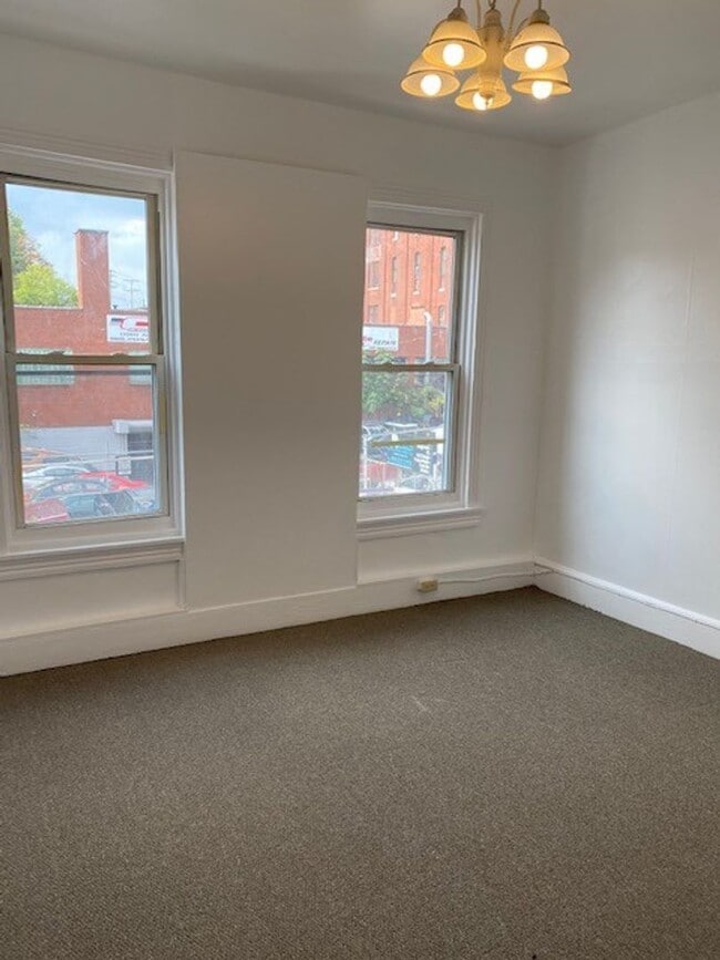 Building Photo - 3 BEDROOM HOUSE FOR RENT