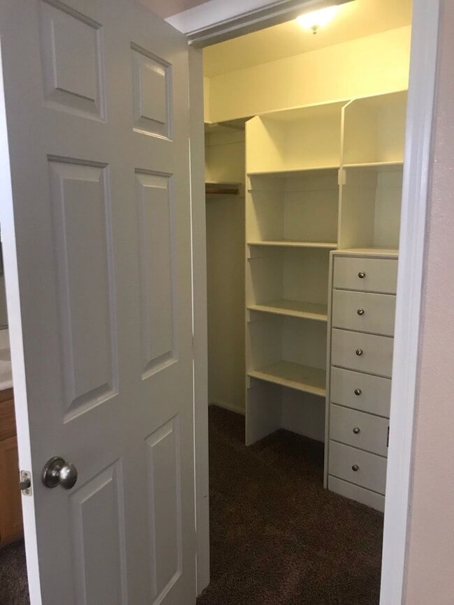 Building Photo - 4 BEDROOM HOME WITH VIEWS, NEAR WAALEW IN SYCAMORE ROCKS AREA OF APPLE VALLEY.