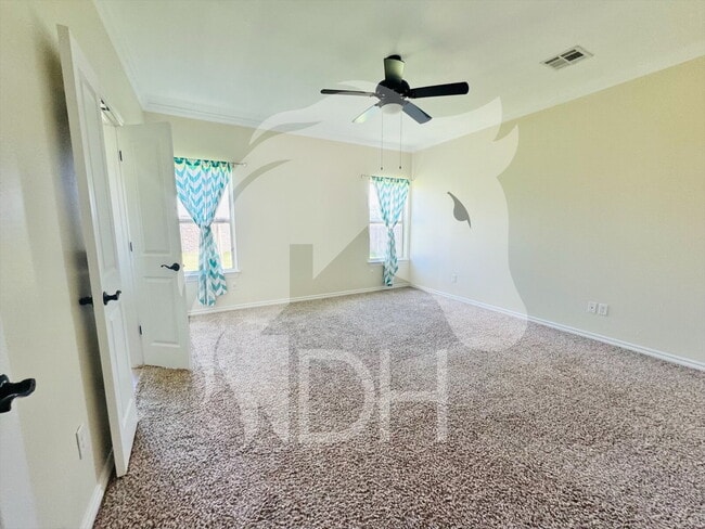 Building Photo - 924 N Creek Dr