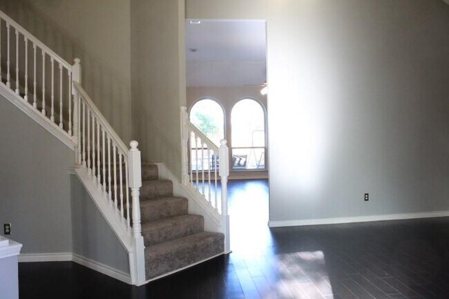 Building Photo - 1013 Stone Gate Dr