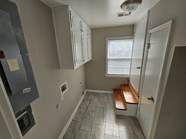 Building Photo - Massive 4BR/3BA Memphis Rental | Brick Fireplace & Built-Ins | Fenced Yard!