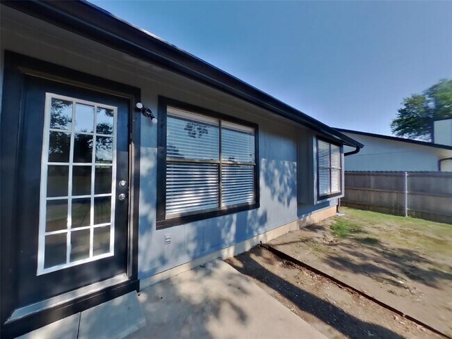 Building Photo - 1302 Texas Oak Way