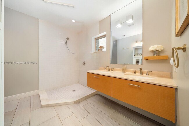 Building Photo - 341 Island Dr