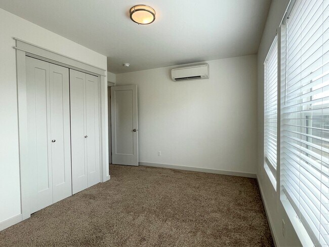 Building Photo - Beautiful3 bed 2,5 bath townhouse in Garden City