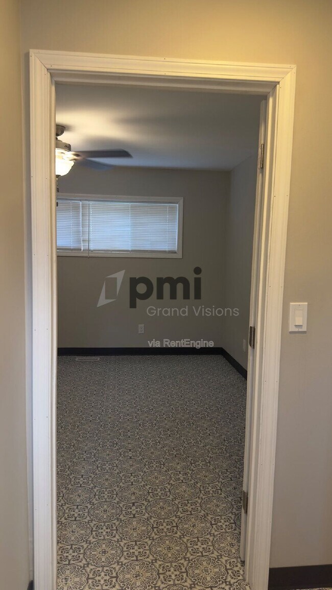 Building Photo - 1528 Division St