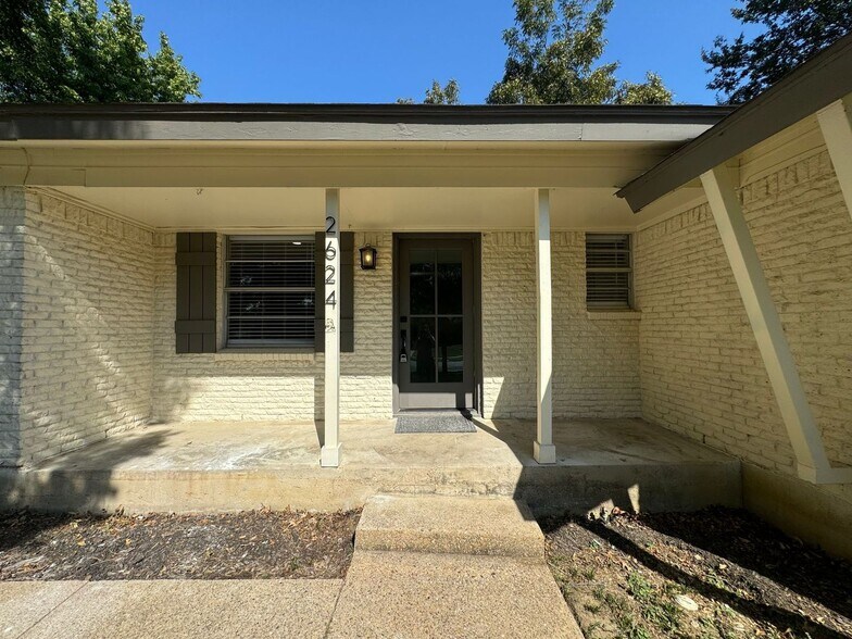Building Photo - 2624 Woodlawn Dr