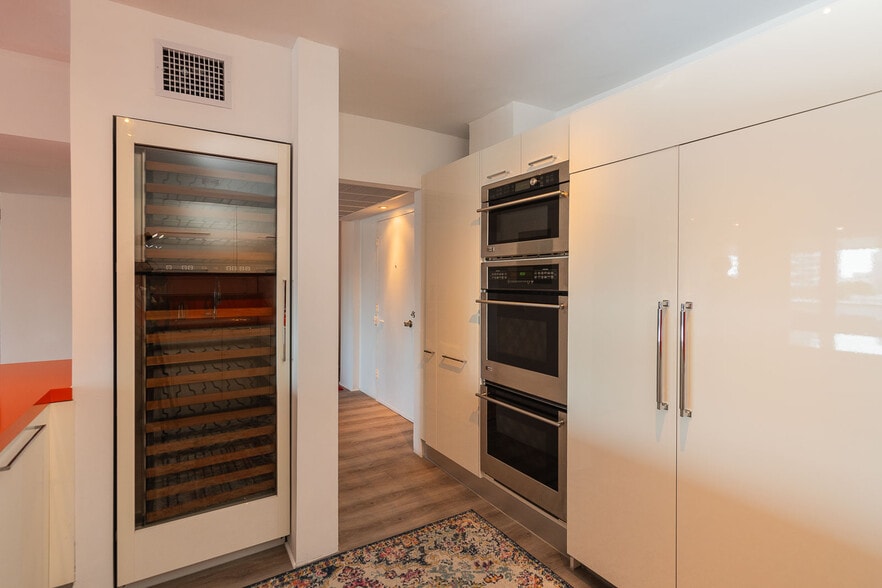Kitchen - 900 Bay Dr