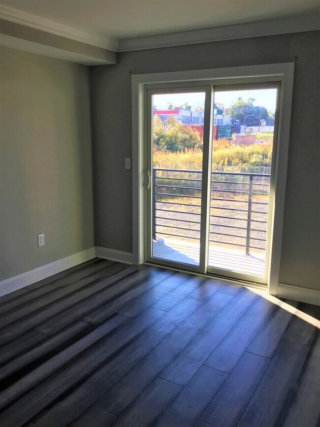Building Photo - Spacious 2 Bed & 2 Bath Now Available in E...