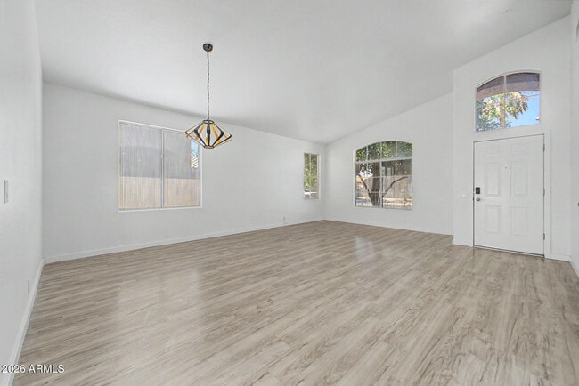 Building Photo - 7251 E Lakeview Ave