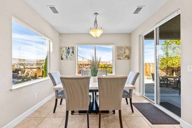 Building Photo - FULLY FURNISHED home available now.