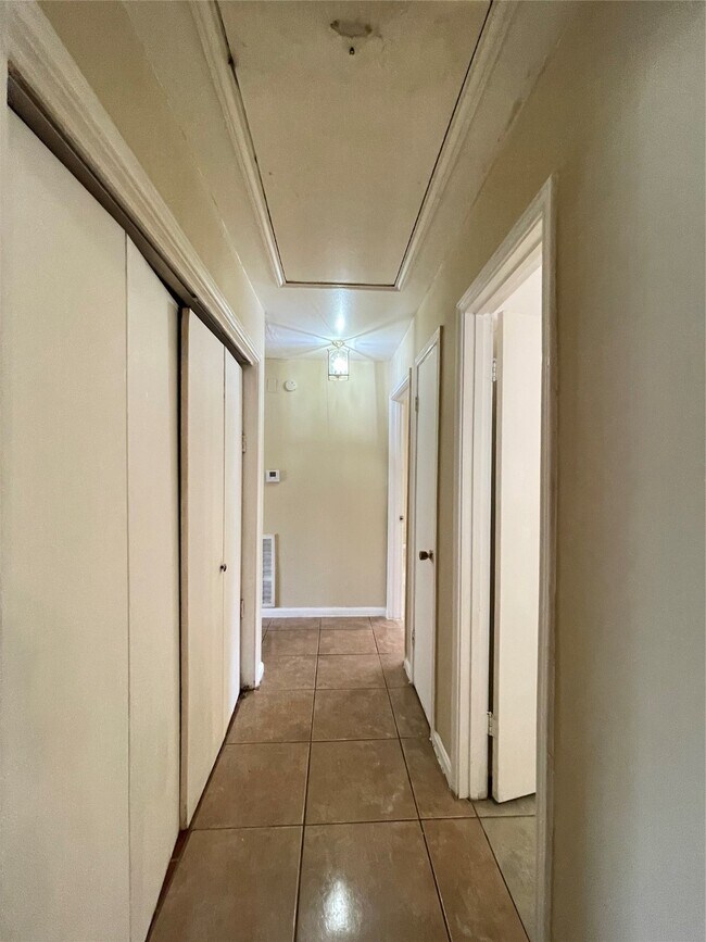 Building Photo - 7110 Foxmar Ln