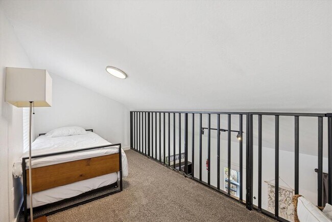 Building Photo - 604 Pressler St