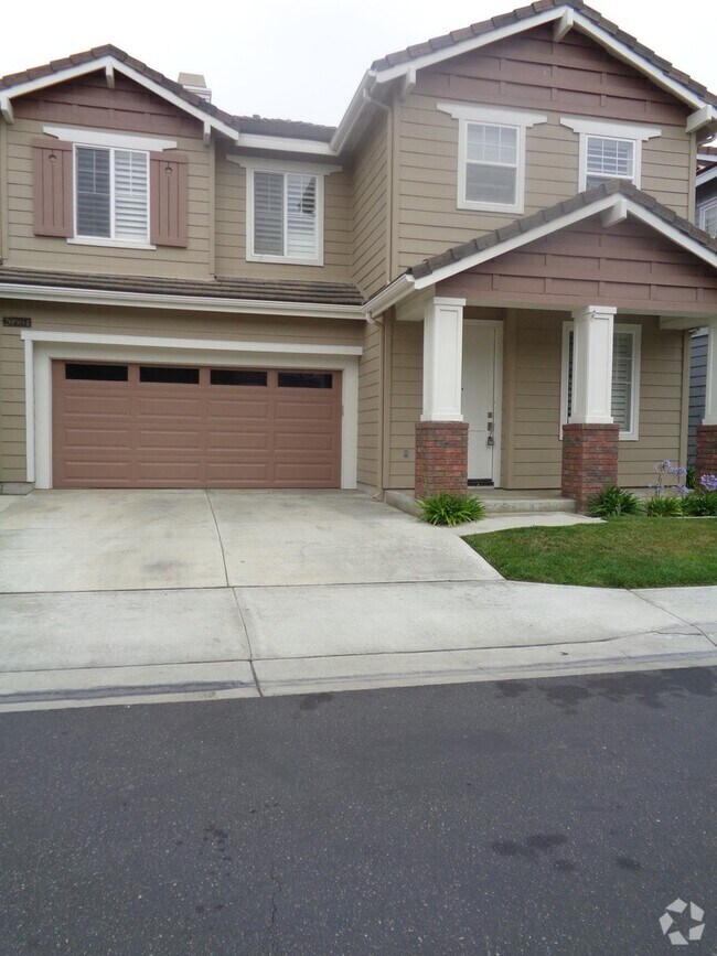 Building Photo - Custom executive home in gated community 1...