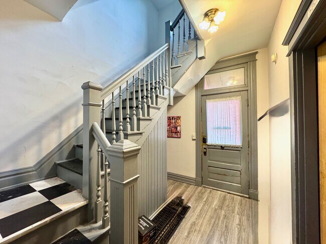 Building Photo - Spacious 5 bed/2 bath on Victor Mins. from...