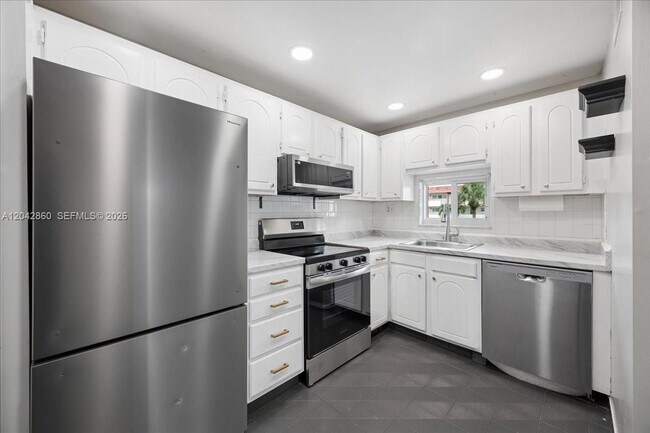 Building Photo - 800 S Hollybrook Dr