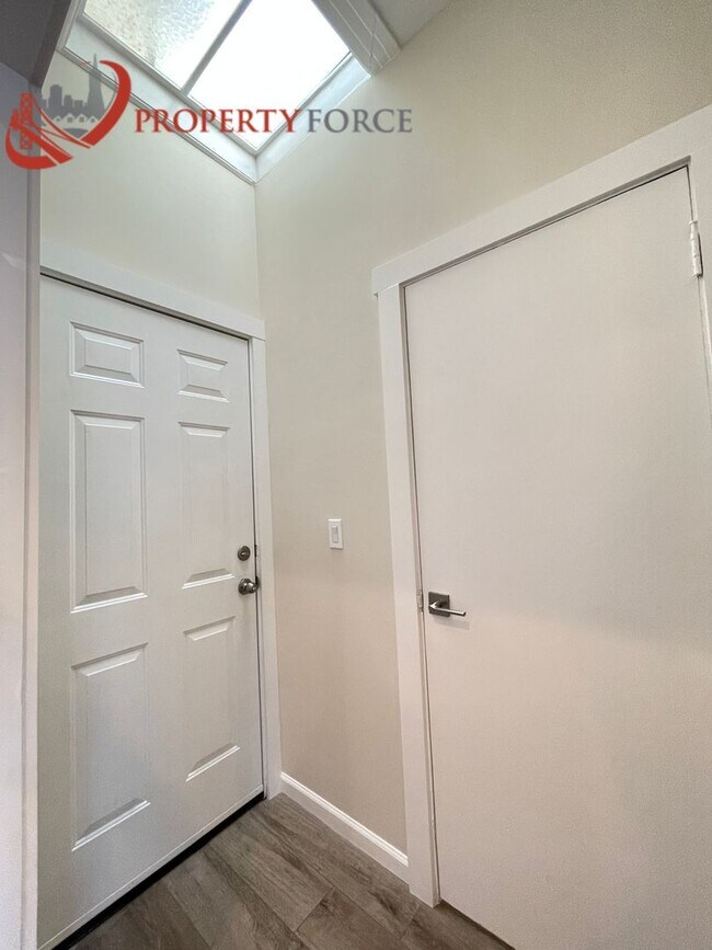 Building Photo - 666-668-668 S Van Ness Ave