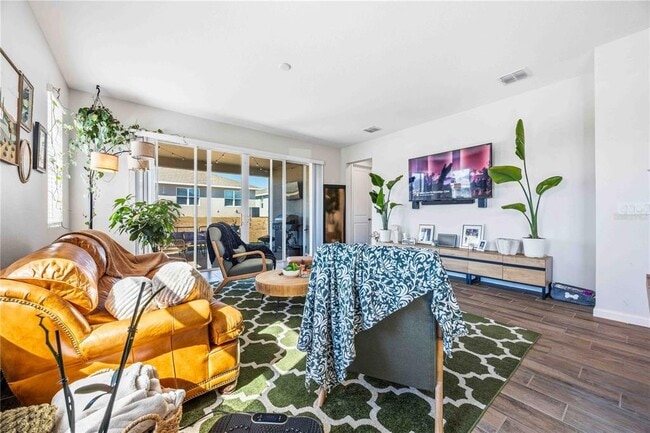 Building Photo - 702 Benz St