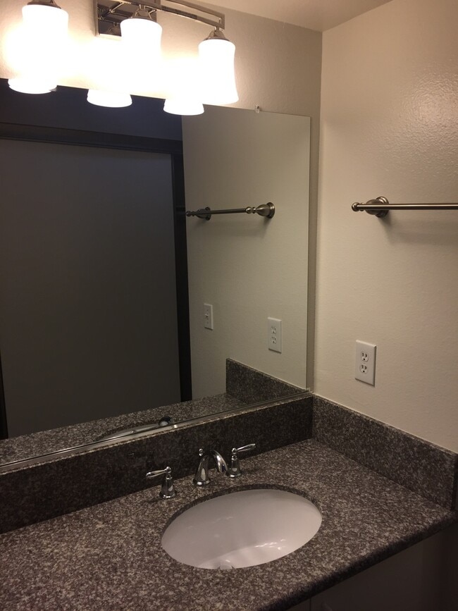 Building Photo - Large Condo with 2 bedrooms, 2 baths