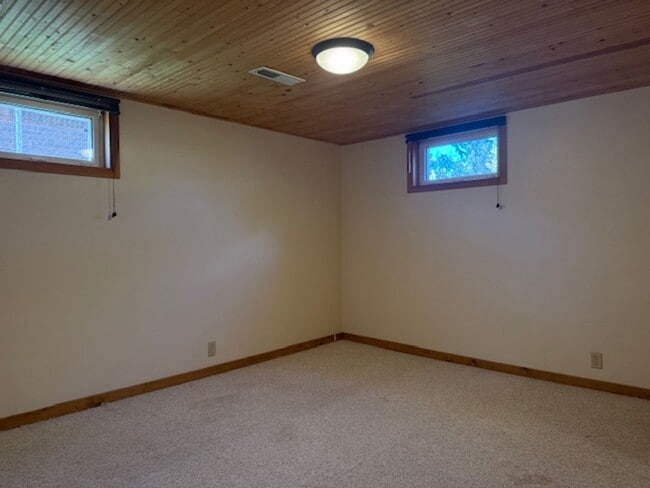 Building Photo - House For Lease