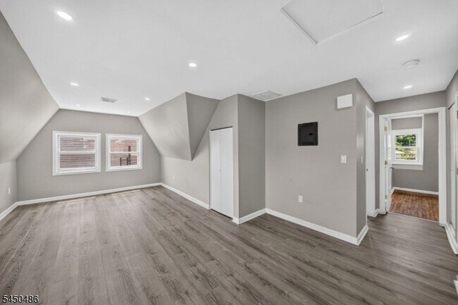 Building Photo - 467-469 Summer Avenue Unit 3