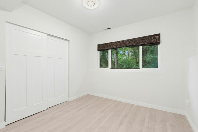 Building Photo - 4bd/2.5ba Bellevue Home