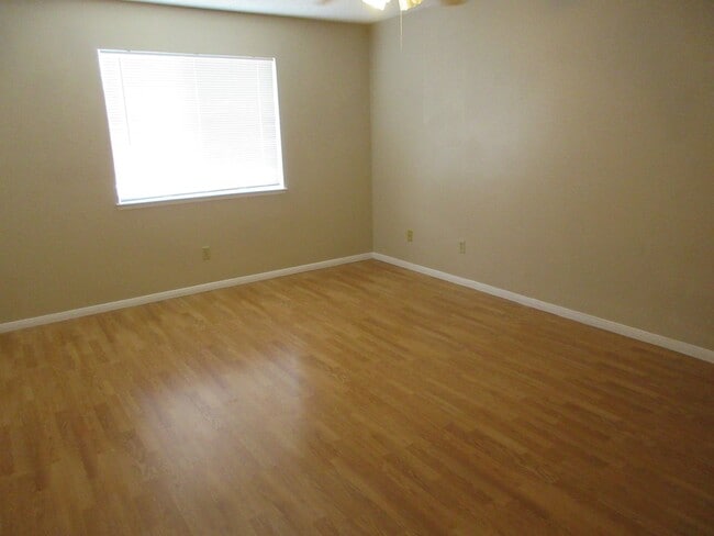 Building Photo - Spacious 3bd 2.5ba Quiet location.