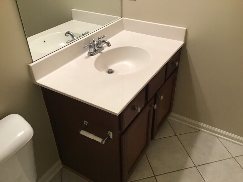 Building Photo - 195 Oakesdale Dr