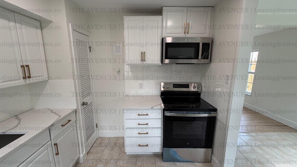 Building Photo - 305 N Oak Cliff Blvd