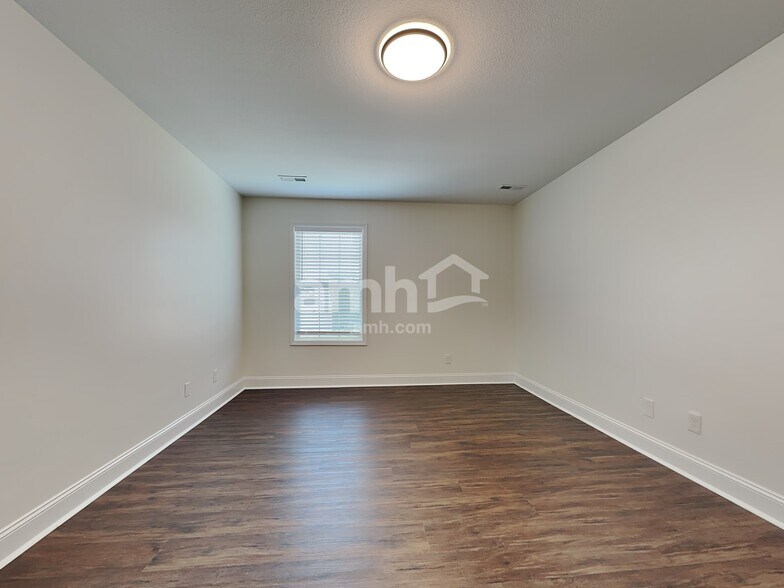 Building Photo - 7211 Deer Springs Way