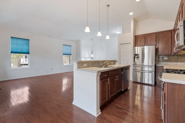 Building Photo - 2528 Dunraven Ave