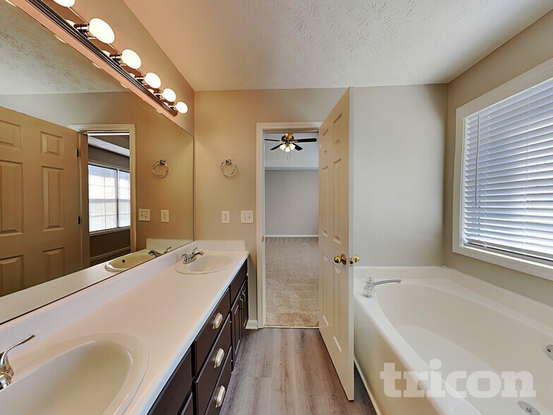 Building Photo - 70 Home Pl Dr