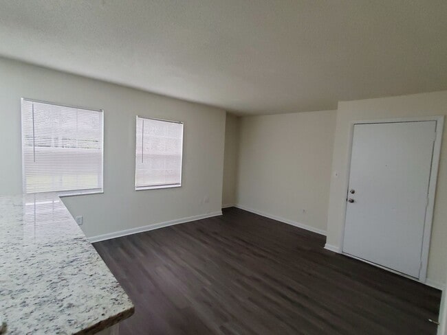 Building Photo - Updated One Bedroom, One Bath Apartment - ...