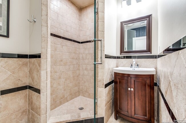 Building Photo - STUNNING 3-BEDROOM HOME WITH POOL IN ALAMO HEIGHTS