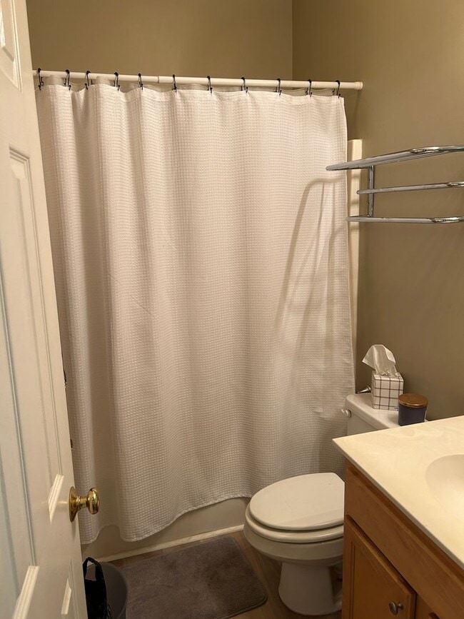 Building Photo - Fully Furnished: Stunning 3 - Bedroom 2.5 ...