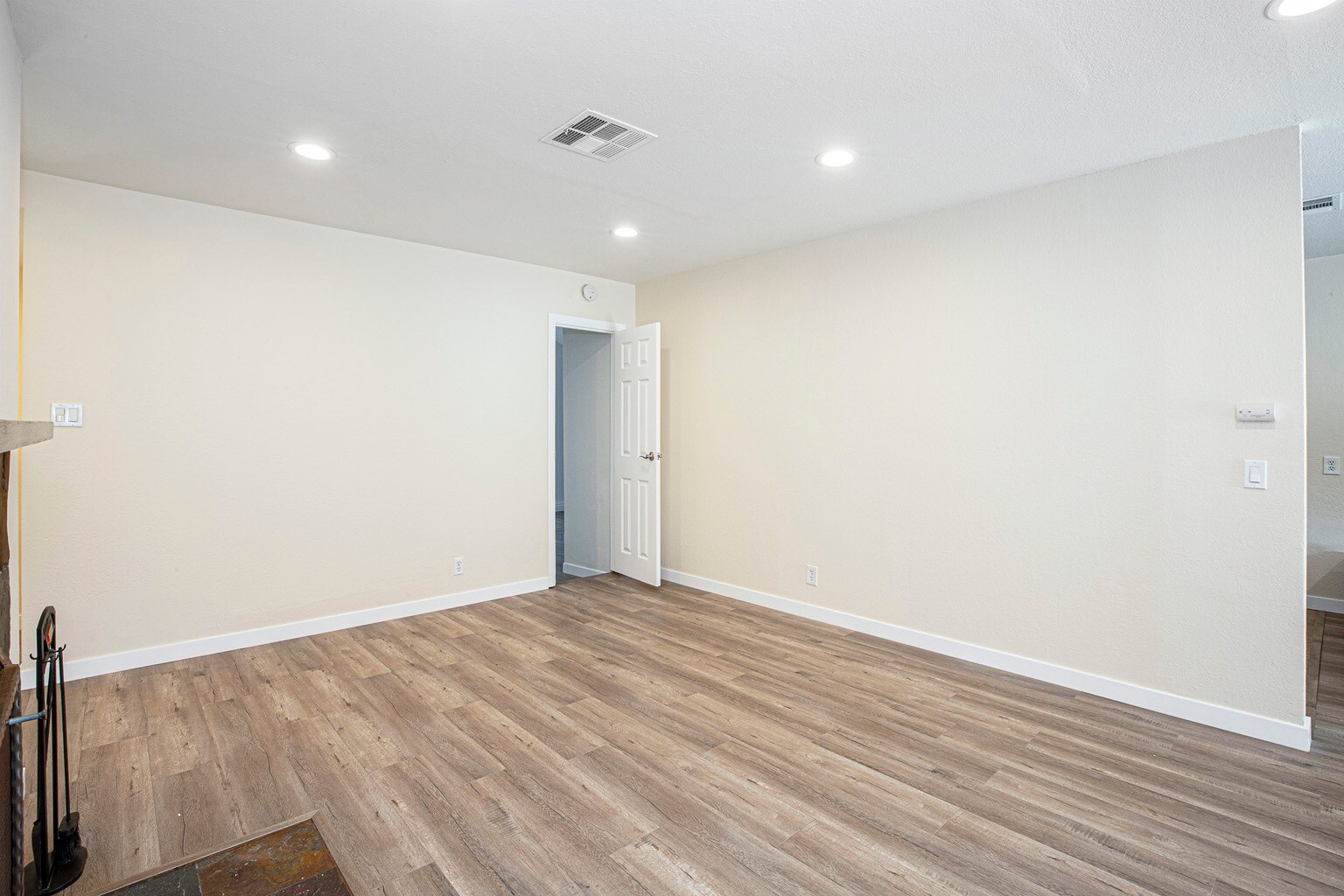 Building Photo - 7820 Lasaine Ave