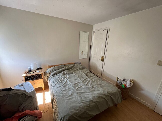 Building Photo - Welcome UNH Students! Prime 2-Bedroom Apar...