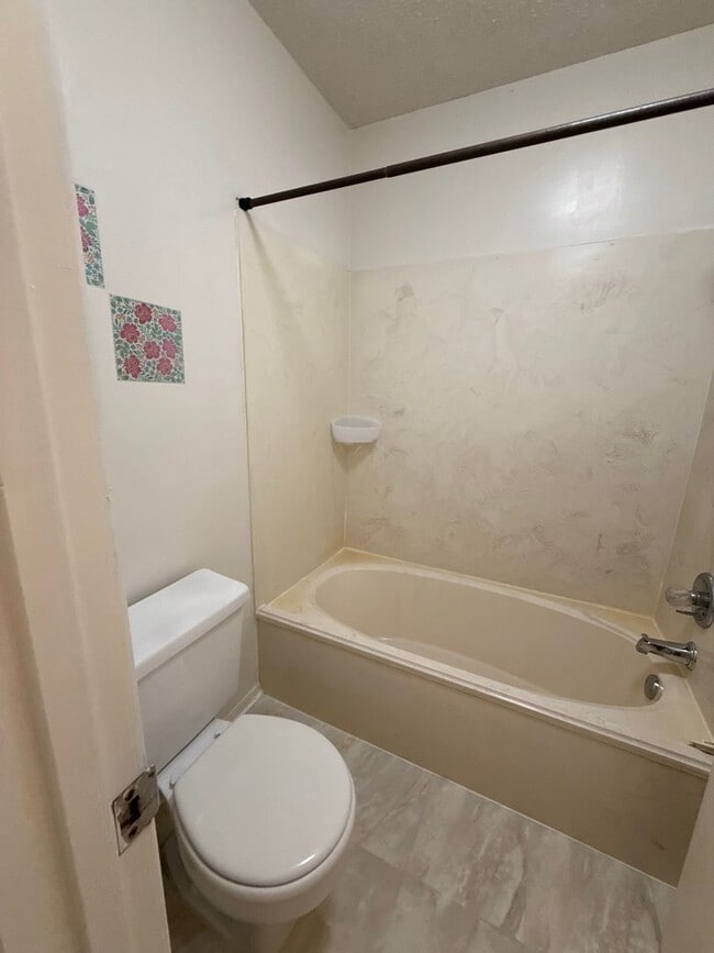 Building Photo - New Listing!