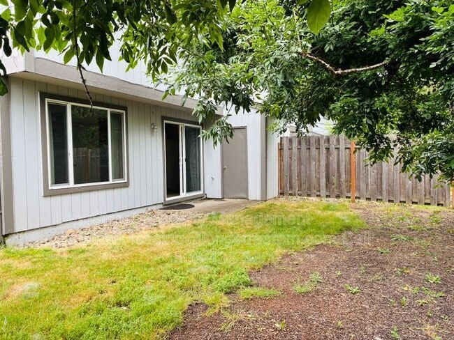 Building Photo - 933 NW Sequoia Ave