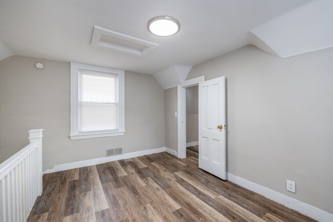 Building Photo - 2 Bedroom 1 Bath South Wedge, 1st floor la...