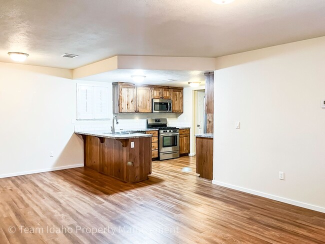 Building Photo - Check out this "Like New" home with great ...