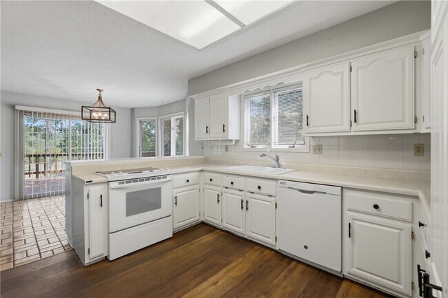 Building Photo - 6 Nottingham Cir
