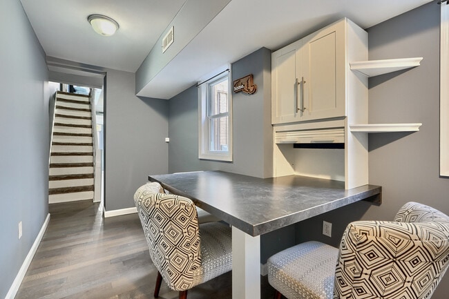 Building Photo - 411 S Madeira St