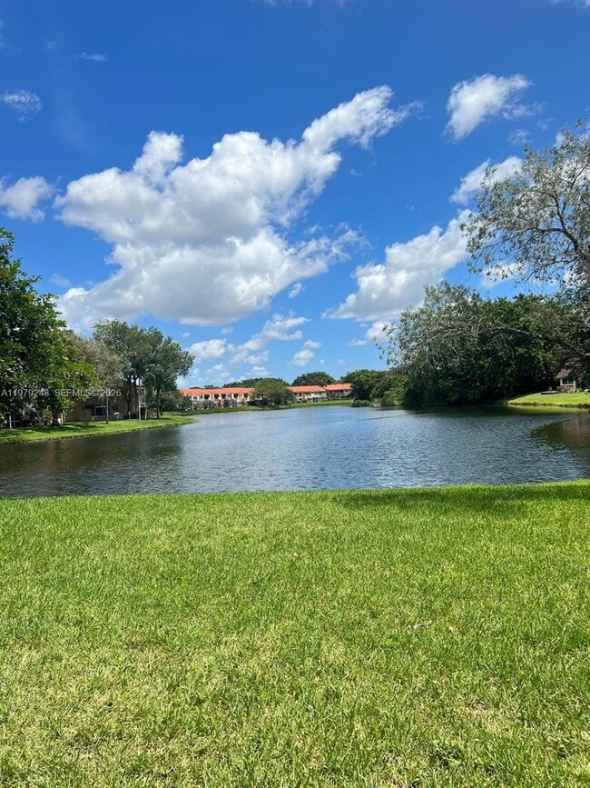 Building Photo - 568 N University Dr