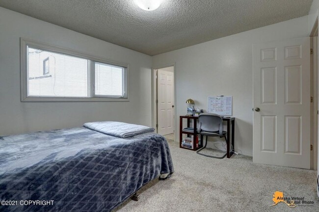 Building Photo - 3 Bedroom Unit w/ Garage in the U-MED Dist...